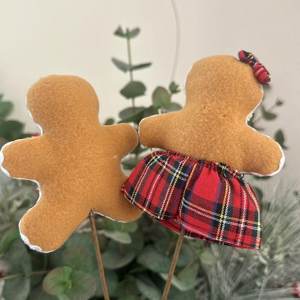 Christmas gingerbread boy girl picks garlands table scape floral centerpieces - Picture 5 of 6